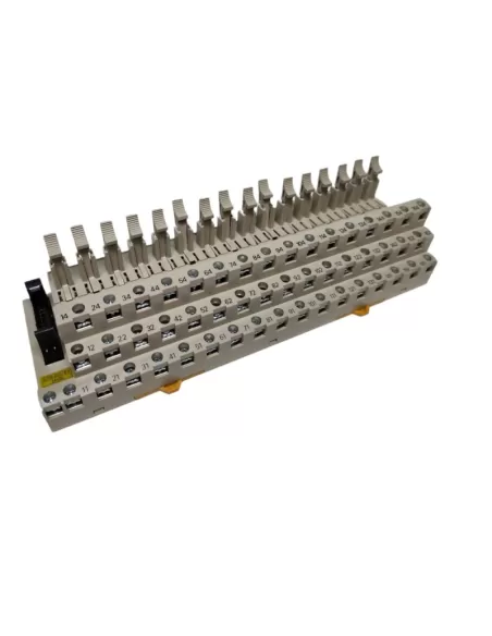 Bloc de connexion pour automate programmable Omron G70AZOC164-10318, interface 16 broches, sortie PNP