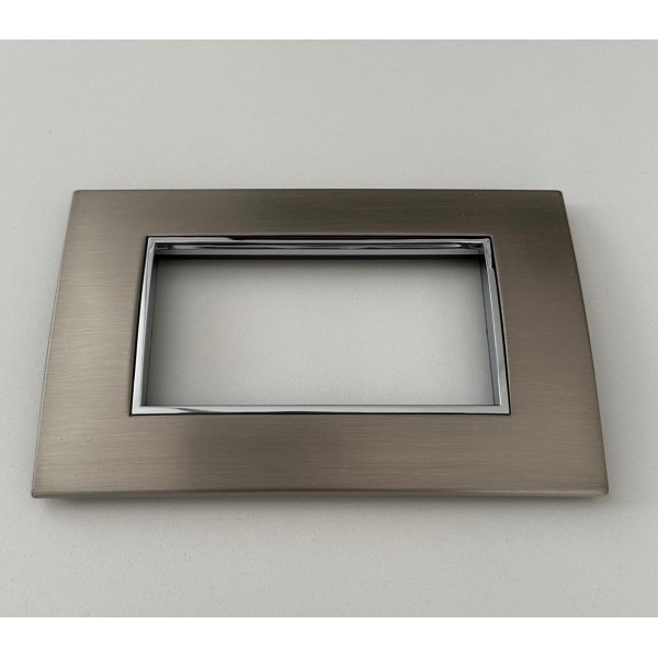 Quadratische Metallplatte aus gebürstetem Stahl. 4m
