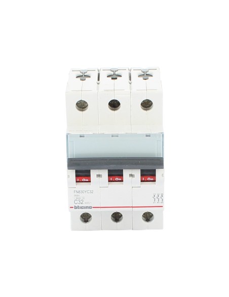 Disjoncteur triphasé Bticino FN830YC32 BTDIN, courbe en C, 32 A, 10 kA, 400 V, 230 V