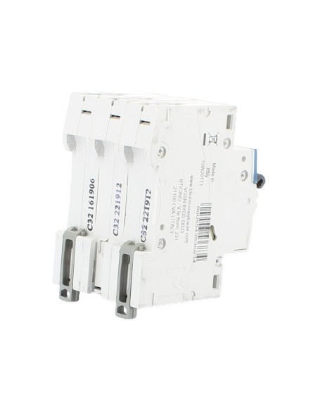 Disjoncteur triphasé Bticino FN830YC32 BTDIN, courbe en C, 32 A, 10 kA, 400 V, 230 V