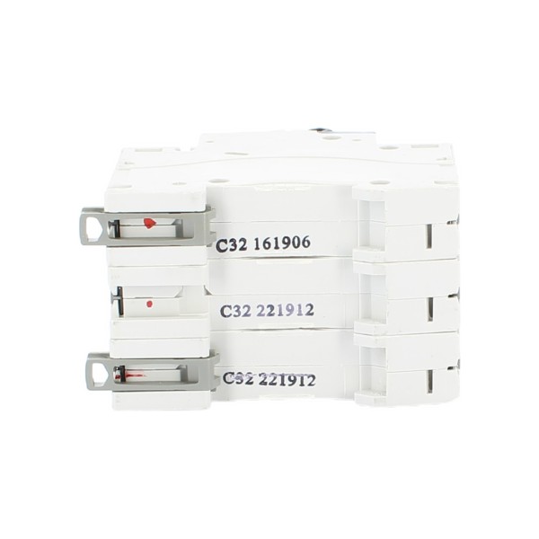 Disjoncteur triphasé Bticino FN830YC32 BTDIN, courbe en C, 32 A, 10 kA, 400 V, 230 V