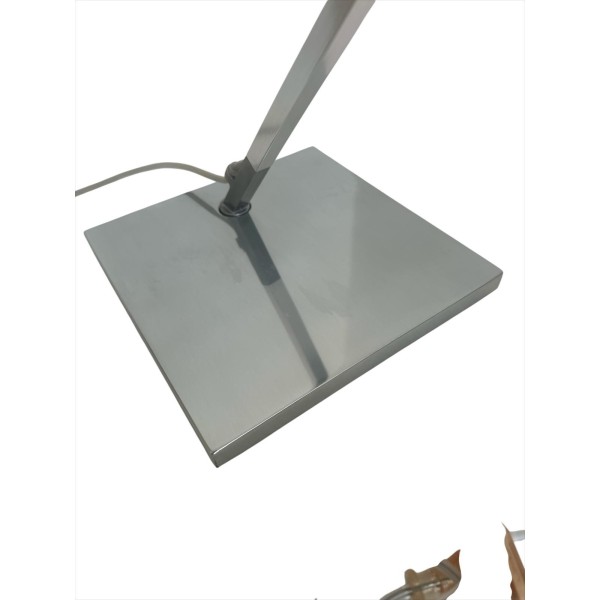 Ampoule Flos Kelvin T E27 60W en aluminium brillant (présentant de légers défauts), utilisée comme présentoir.