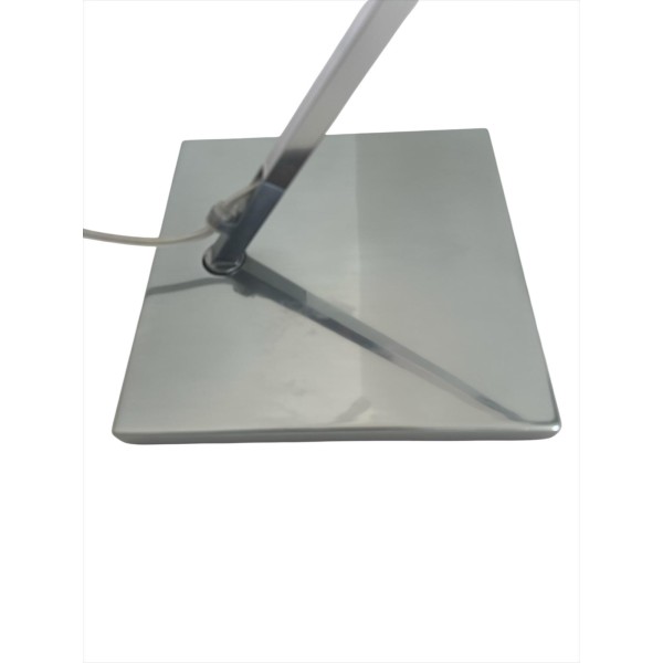 Ampoule Flos Kelvin T E27 60W en aluminium brillant (présentant de légers défauts), utilisée comme présentoir.