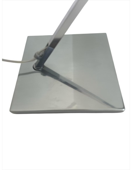 Ampoule Flos Kelvin T E27 60W en aluminium brillant (présentant de légers défauts), utilisée comme présentoir.