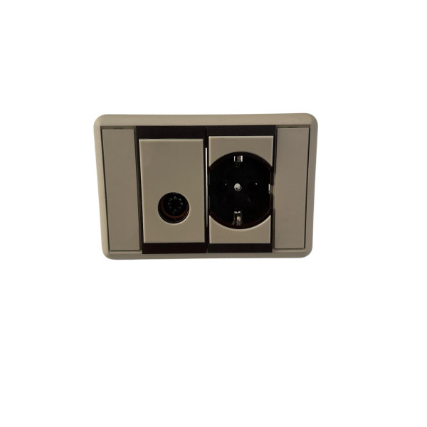 4-module ground plate with 16A Schuko socket + 7-pin DIN socket